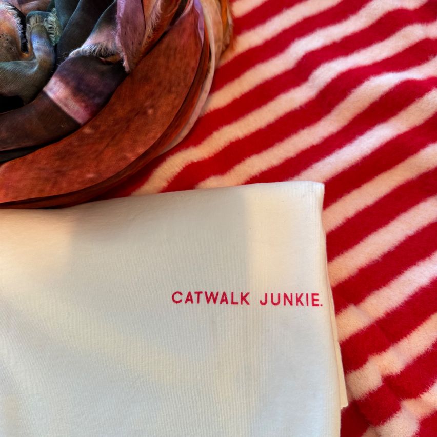 Bild enthält, Home Decor, Linen, Blanket, Person