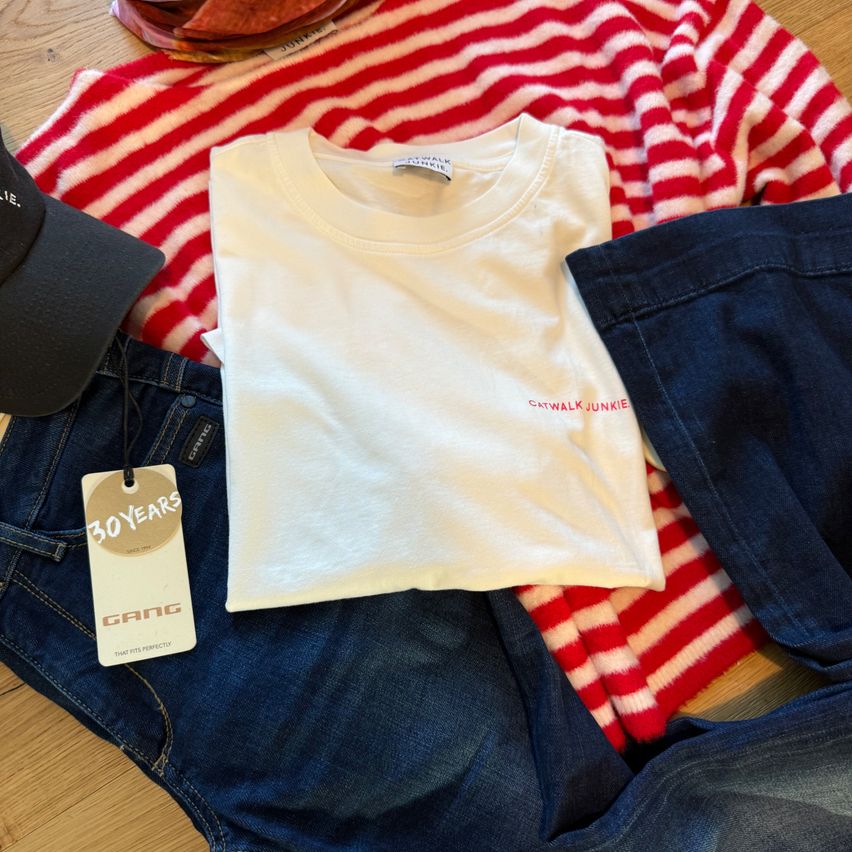 Bild enthält, Clothing, T-Shirt, Pants, Jeans, Flower, Plant, Rose