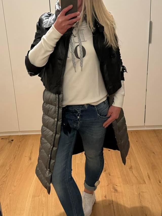 Bild enthält, Clothing, Pants, Jeans, Female, Girl, Person, Teen, Coat, Jacket, Hair