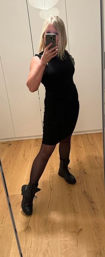 Bild enthält, Footwear, Shoe, Adult, Female, Person, Woman, High Heel, Blonde, Hair, Indoors