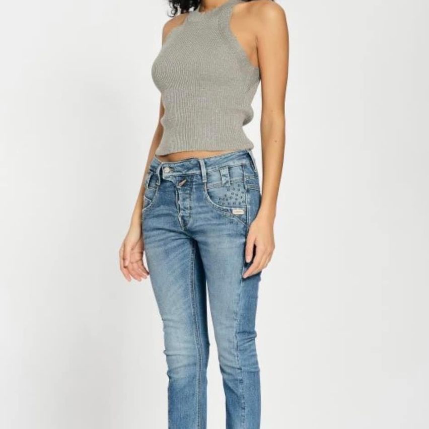 Bild enthält, Clothing, Pants, Jeans, Vest, Adult, Female, Person, Woman