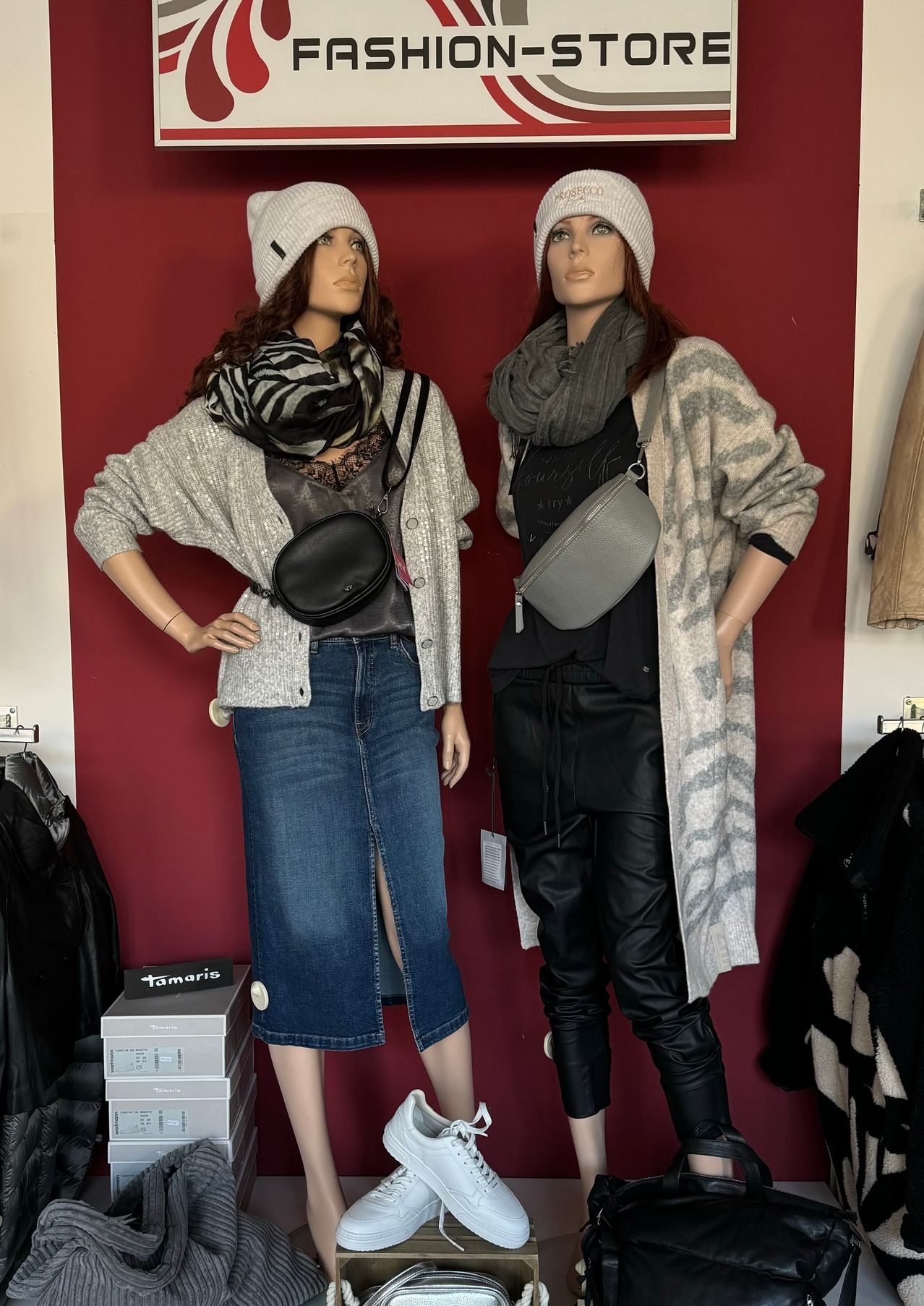 Bild enthält, Pants, Handbag, Shoe, Jeans, Coat, Sneaker, Hat, Adult, Person, Woman