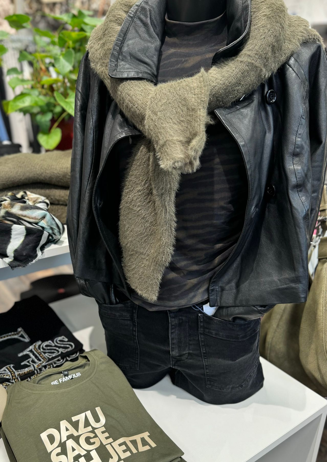 Bild enthält, Clothing, Coat, Jacket, Vest, Jeans, Pants