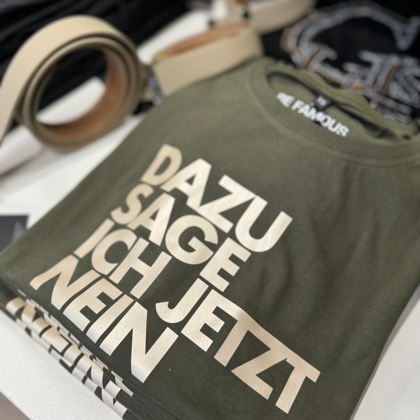 Bild enthält, Clothing, T-Shirt, Shirt, Accessories, Bag, Handbag