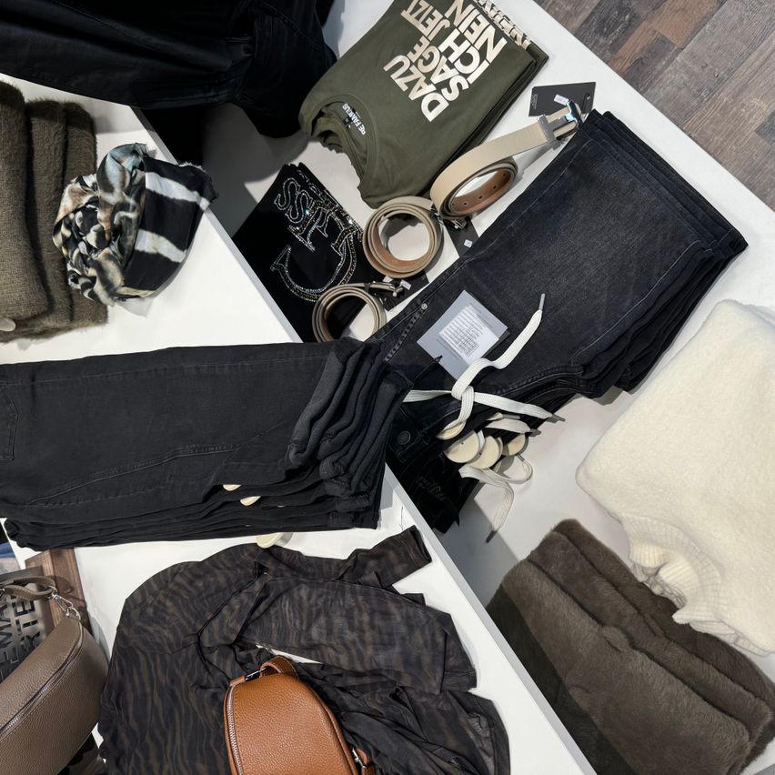 Bild enthält, Accessories, Bag, Handbag, Baggage, Clothing, Shorts, Jeans, Pants, Furniture, Purse