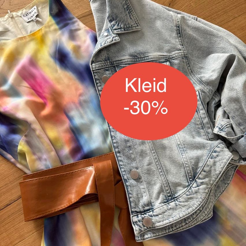 Ein Tie-Dye-Kleid, eine Jeansjacke und ein brauner Gürtel auf einer Holzoberfläche mit einem roten Kreistext, der 'Kleid -30%' sagt.