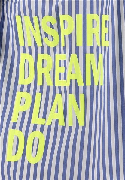 Ein blau-weiß gestreifter Hintergrund mit gelben Worten 'Inspire Dream Plan Do' in fetter Schrift.