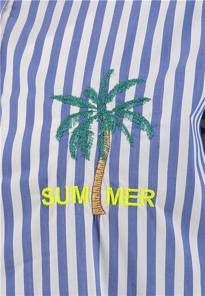 Ein blau-weiß gestreifter Stoff mit einer palmbaumförmigen Stickerei in Grün und Gelb, das Wort SUMMER ist in Gelb auf dem Stoff geschrieben.