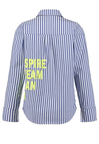 Ein blau-weiß gestreiftes Langarmhemd mit 'SPIRE TEAM AN' auf dem Rücken geschrieben.