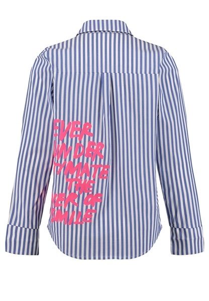 Ein blau-weiß gestreiftes Langarmhemd mit rosa Text auf dem Rücken, der 'EVER WUNDER TM THE KER OF SMILE' lautet.