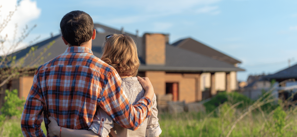 Bild enthält, Adult, Male, Man, Person, Hugging, People, Architecture, Building, Housing, Head