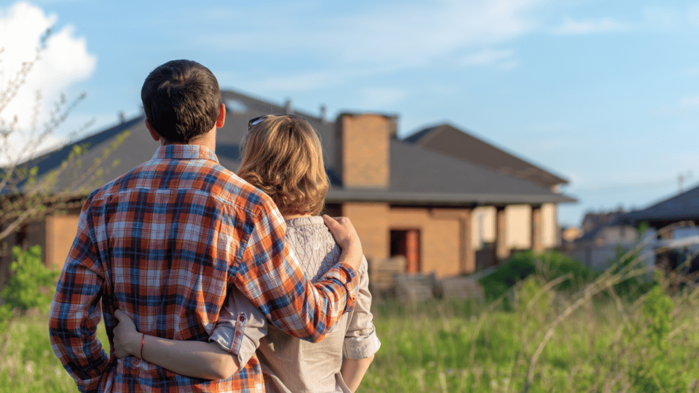 Bild enthält, Adult, Male, Man, Person, Hugging, People, Architecture, Building, Housing, Head