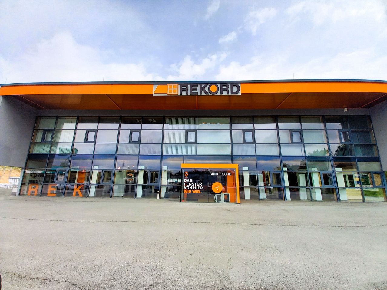 Bild enthält, Building, Terminal, Airport, Car, Vehicle, Person