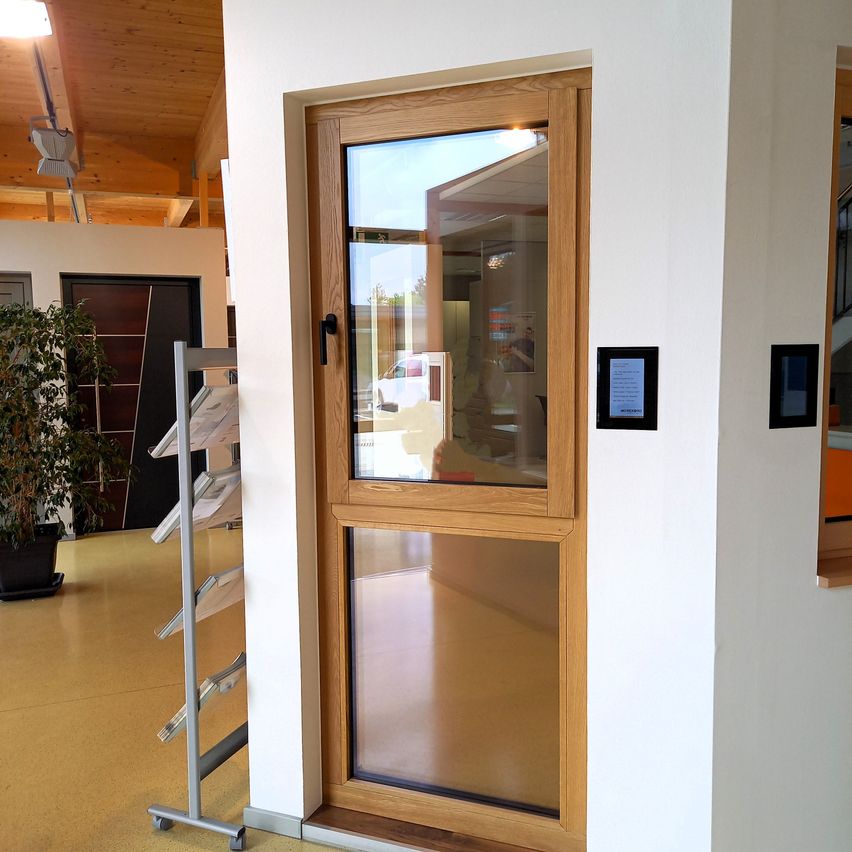 Bild enthält, Floor, Flooring, Door, Interior Design, Sliding Door, Plant, Wood, Person, Housing, Staircase