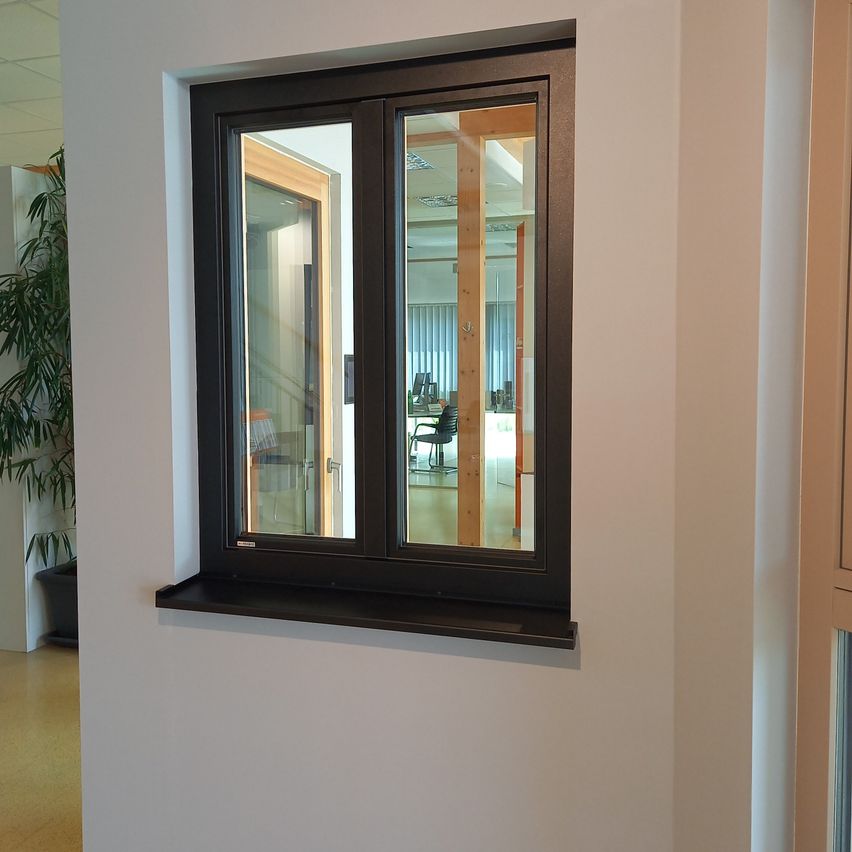 Bild enthält, Window, Windowsill, Chair, Furniture, Plant