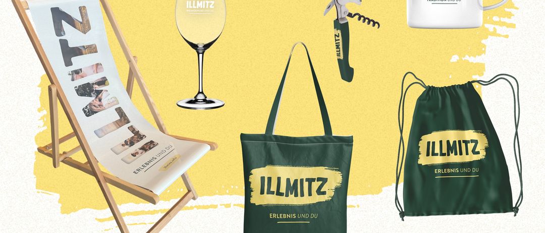 Eine Sammlung von Illmitz-Markenartikeln auf gelbem Hintergrund, einschließlich T-Shirt, Tasse, Mauspad, Weinglas, Korkenzieher, Flasche, Strandstuhl und Tragetasche.