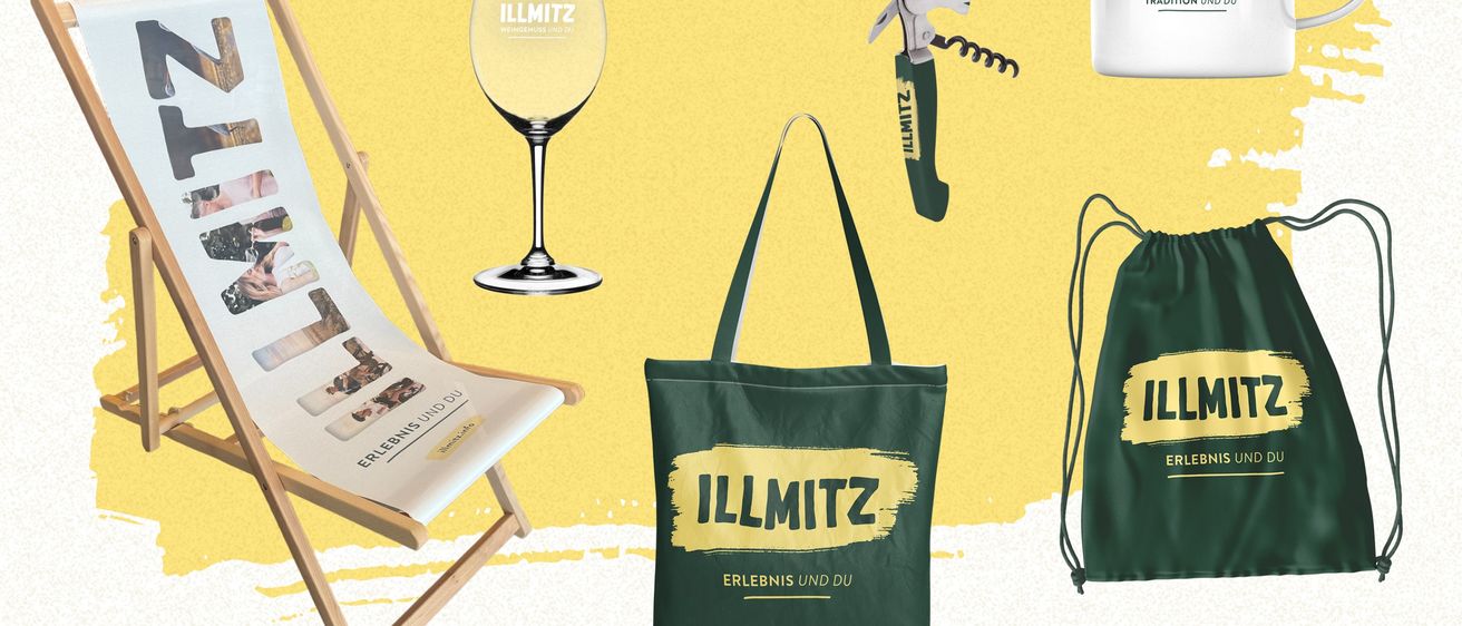 Eine Sammlung von Illmitz-Markenartikeln auf gelbem Hintergrund, einschließlich T-Shirt, Tasse, Mauspad, Weinglas, Korkenzieher, Flasche, Strandstuhl und Tragetasche.