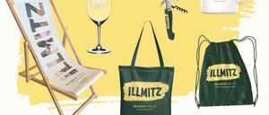 Eine Sammlung von Illmitz-Markenartikeln auf gelbem Hintergrund, einschließlich T-Shirt, Tasse, Mauspad, Weinglas, Korkenzieher, Flasche, Strandstuhl und Tragetasche.