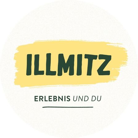 Rundes Logo mit dem Wort Illmitz in schwarzen Buchstaben, mit einem gelben Pinselstrich und dem Text Erlebnis und Du in Grün darunter.