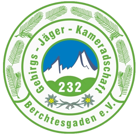 Kreisförmiges Emblem mit der Nummer 232, einem Berggipfel und Blumen in der Mitte, umgeben von grünen Blättern und Zweigen, beschriftet mit 'Gebirgs-Jäger - Kameradschaft' in weiß.
