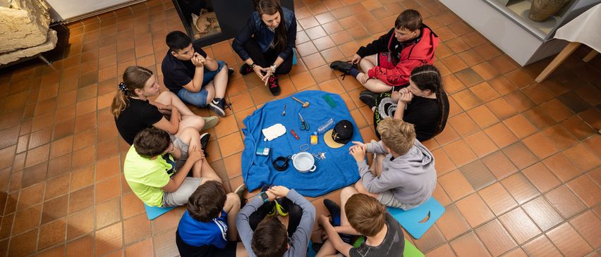 Bild enthält, Floor, Flooring, Person, Adult, Female, Woman, Boy, Child, Male, People