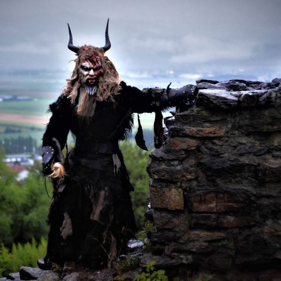 Bild enthält, Clothing, Costume, Person, Rock, Adult, Female, Woman, Face, Head, Scarecrow