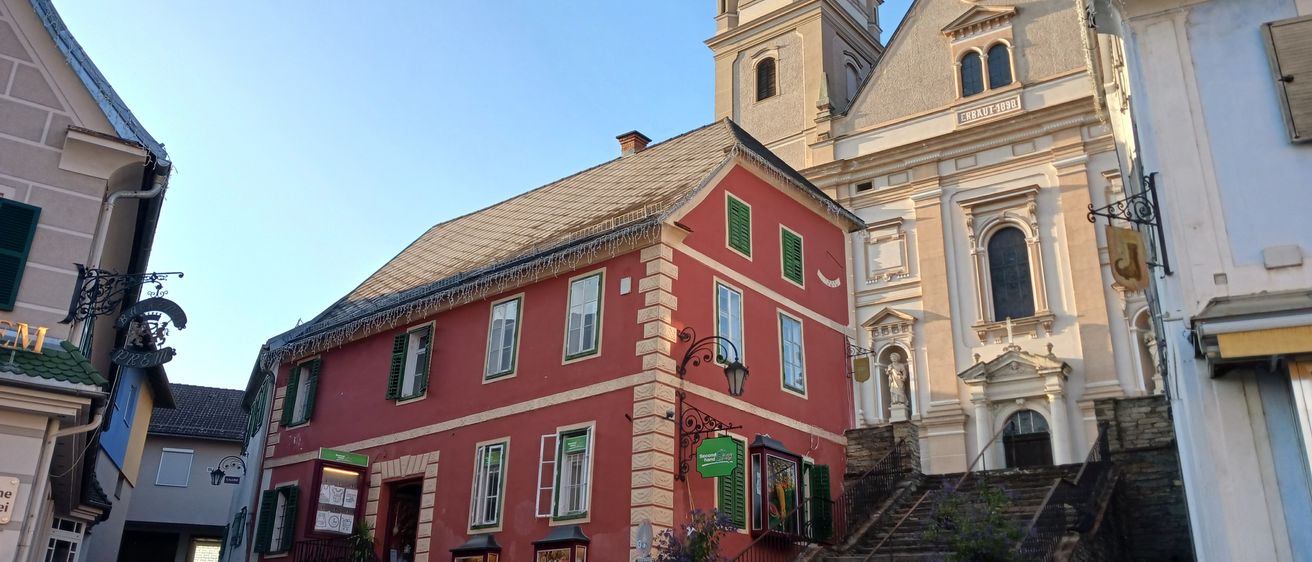 Bild enthält, Building, Monastery, Spire, Clock Tower, Neighborhood, City, Road, Street, Staircase, Path