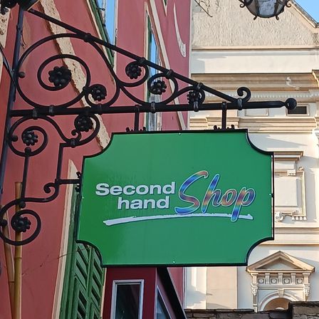 Bild enthält, Architecture, Building, Handrail, Brick, Railing, Spire, Monastery, Lamp, Person, Window