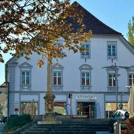 Bild enthält, Architecture, Building, Housing, House, Urban, Car, Vehicle, City, Person, Gothic Arch