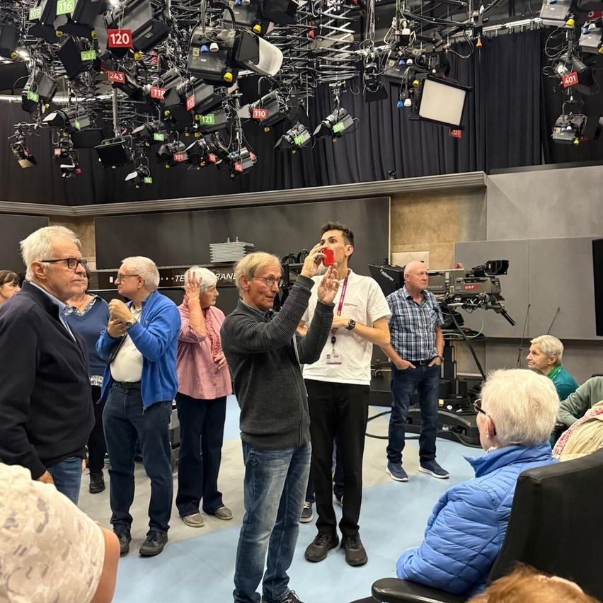 Besucher im ORF-Studio Wien fotografieren mit Smartphones die Technik