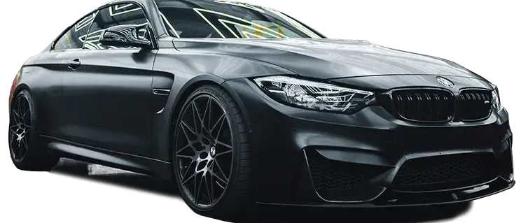 Ein schlankes schwarzes BMW M4 Sportwagen mit glänzendem Finish und Chrom-Akzenten wird vor schwarzem Hintergrund gezeigt.