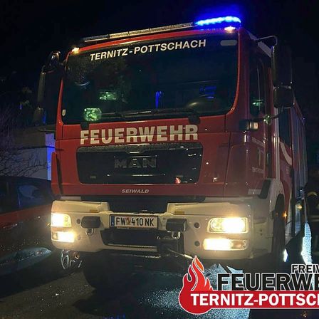 Bild enthält, Vehicle, Car, License Plate, Bumper, Wheel, Person, Bus, Adult, Male, Man