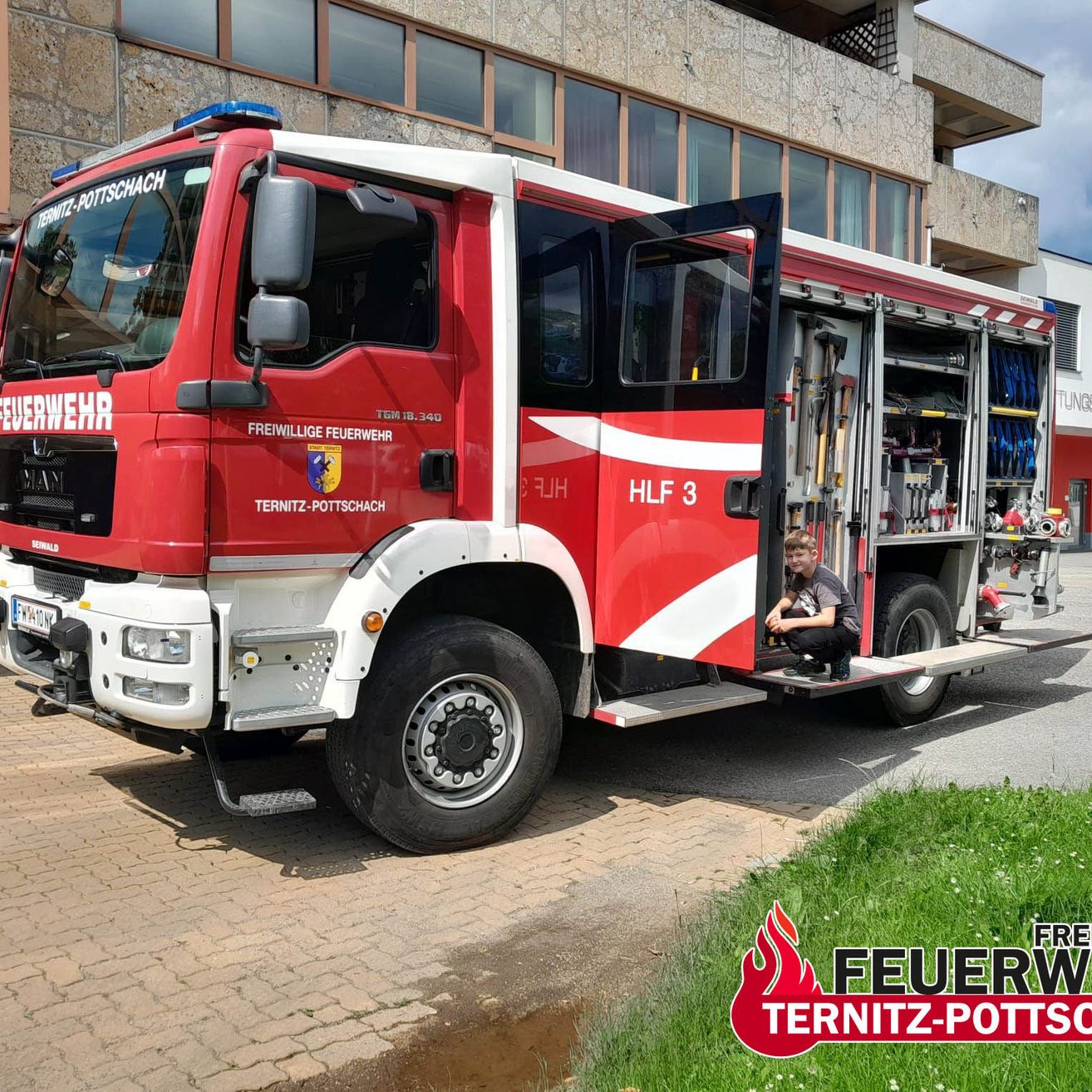 Bild enthält, Transportation, Truck, Vehicle, Machine, Wheel, Person, Fire Truck, Fire Station