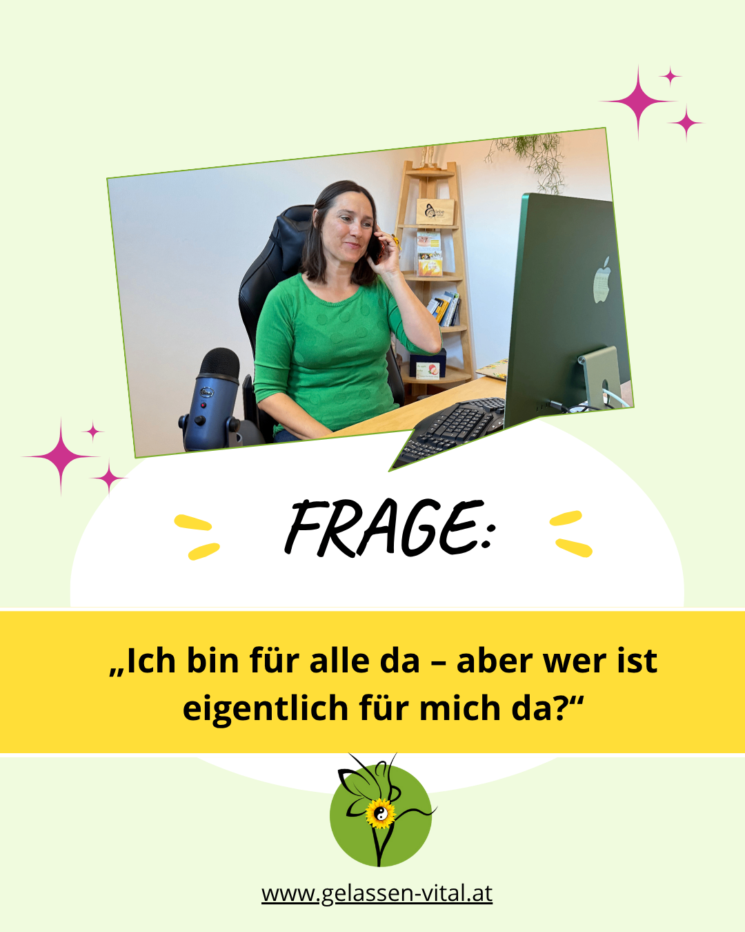 Eine Frau in einem grünen Shirt sitzt an einem Schreibtisch vor einem Computer und telefoniert. Ein Mikrofon und einige Bücher sind auf dem Schreibtisch. Das Wort 'FRAGE' ist in schwarzem Text über ihr angezeigt.