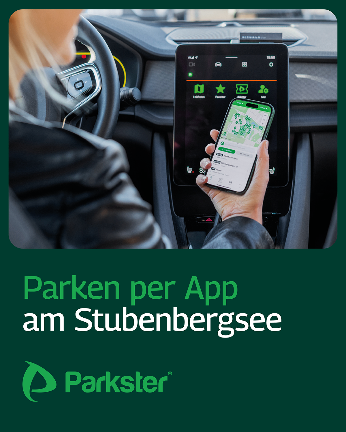 Eine Person fährt ein Auto und hält ein Smartphone mit einer Park-App im Vordergrund. Die App zeigt eine Karte mit Parkplätzen am Stubensee.