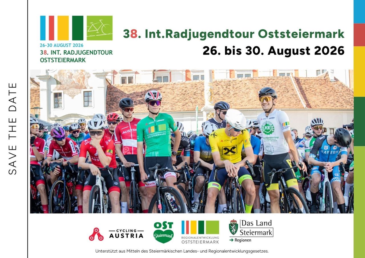 Plakat für die 38. Internationale Radjugendtour in Oststeiermark, mit Radfahrern in Teamtrikots, Helmen und Sonnenbrillen. Termine sind vom 26. bis 30. August. Unterstützt von der Steiermark und regionalen Entwicklungsfonds.