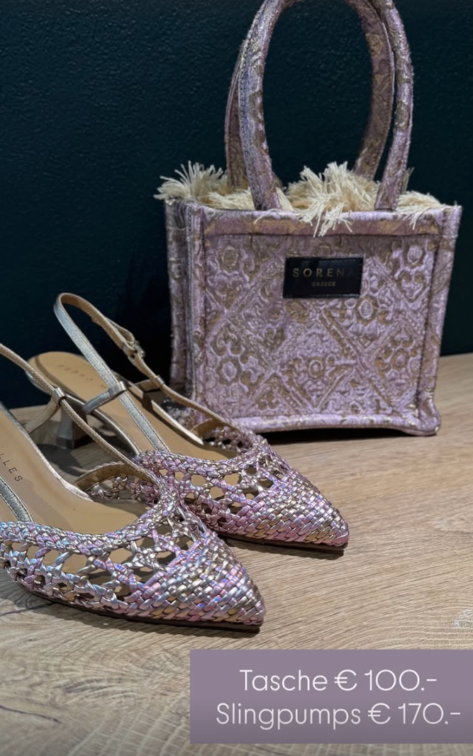 Ein Paar rosafarbene, gewebte High-Heel-Sandalen mit Riemen liegen auf einer Holzoberfläche neben einer pinken Handtasche mit dem Label 'SORENN GREECE'.