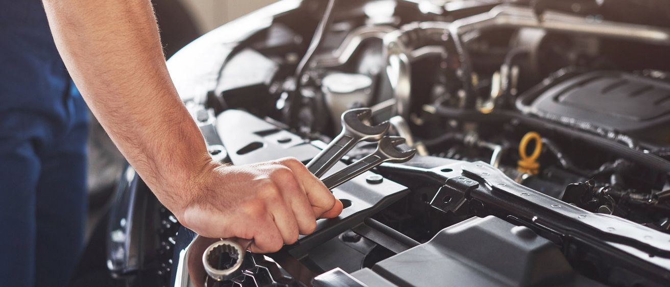 Bild enthält, Adult, Male, Man, Person, Car, Transportation, Vehicle, Gun, Weapon, Machine