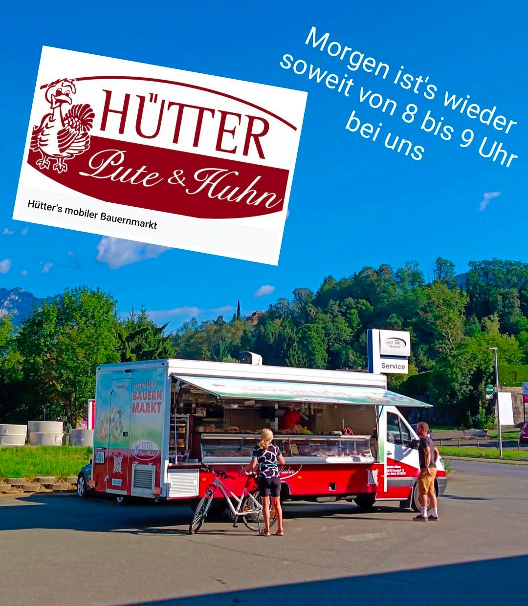 Ein Food-Truck mit rot-weißem Farbschema ist am Straßenrand geparkt. Eine Frau steht neben einem Fahrrad, und ein Mann steht vor dem Truck. Der Truck hat ein Schild, das 'Hutter's mobiler Bauernmarkt' besagt.