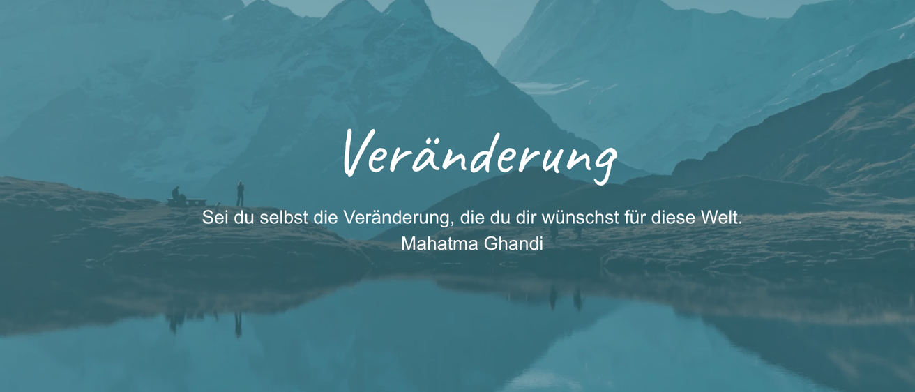 Ein Zitat von Mahatma Gandhi, 'Du selbst bist die Veränderung, die du dir für diese Welt wünschst,' wird über einer ruhigen Berg- und Seelandschaft angezeigt.