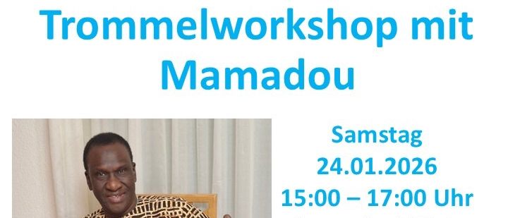 Das Bild zeigt ein Plakat für ein Trommelevent mit Mamadou. Geplant für den 24.01.2026 findet es von 15:00 bis 17:00 Uhr im Summakkuhl Gols, Hauptplatz 32, statt. Der Eintritt kostet 23 Euro. Kontaktieren Sie Dr. Martin Pytlik unter 0677 18013945 für die Anmeldung. Trommeln werden zur Verfügung gestellt.