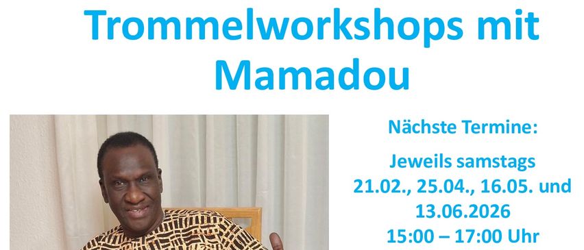 Eine Werbung für Mamadou, einen Trommellehrer, mit einem lächelnden Mann, der eine Trommel hält. Kurse finden an bestimmten Samstagen statt. Kontaktieren Sie Dr. Martin Pytlik für die Anmeldung.