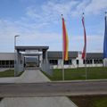 Bild enthält, Building, Outdoors, Shelter, Path, Sidewalk, Office Building, Road, Grass, Plant, City