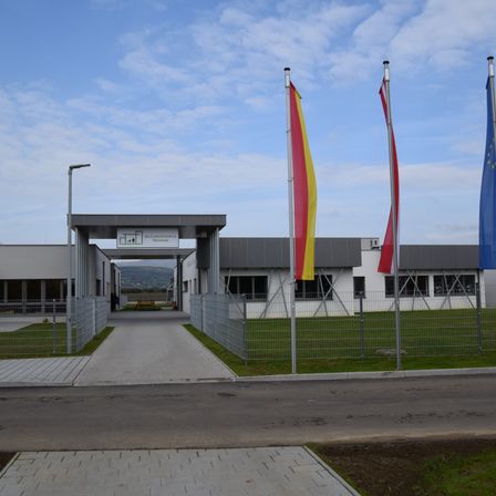 Bild enthält, Building, Outdoors, Shelter, Path, Sidewalk, Office Building, Road, Grass, Plant, City