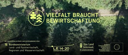 Eine Draufsicht auf einen Wald mit einem Logo und Text darüber. Der Text lautet 'VIELFALT BRAUCHT BEWIRTSCHAFTUNG'. Das Bild enthält auch Logos und Text in Gelb und Weiß.