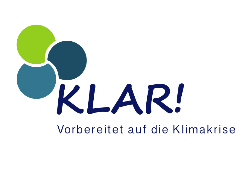 KLAR! Logo mit drei sich überschneidenden Kreisen in Grün, Blau und Hellblau. Darunter steht 'Vorbereitet auf die Klimakrise'.