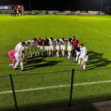 Bild enthält, Person, Adult, Male, Man, Footwear, Shoe, People, Football, Soccer, Baseball Glove