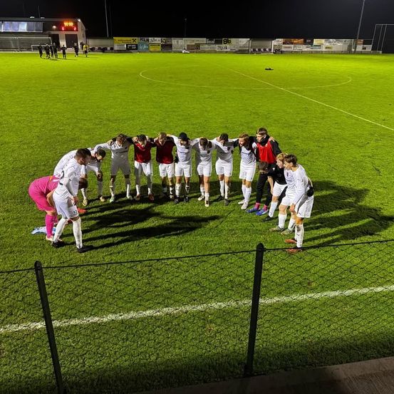 Bild enthält, Person, Adult, Male, Man, Footwear, Shoe, People, Football, Soccer, Baseball Glove