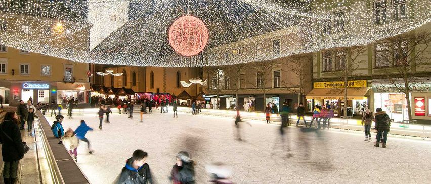 Bild enthält, Person, Building, City, Face, Head, Skating, Rink, People