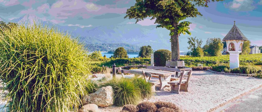 Bild enthält, Nature, Outdoors, Scenery, Grass, Park, Vegetation, Bench, Landscape, Housing